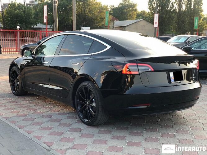 Tesla Model 3 33 interauto-car