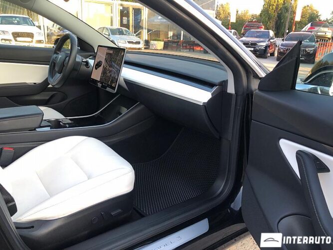Tesla Model 3 47 interauto-car
