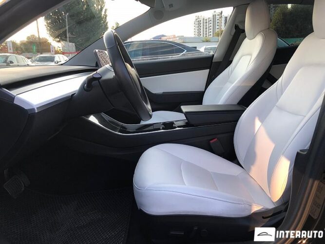 Tesla Model 3 37 interauto-car