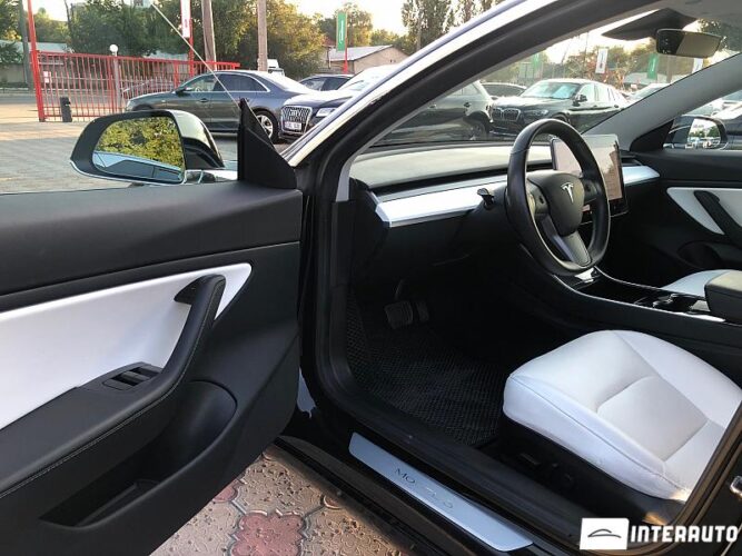 Tesla Model 3 36 interauto-car