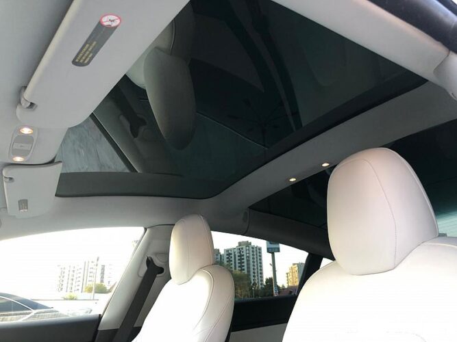 Tesla Model 3 38 interauto-car