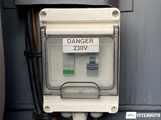 Volkswagen Caddy Maxi 44 interauto-car