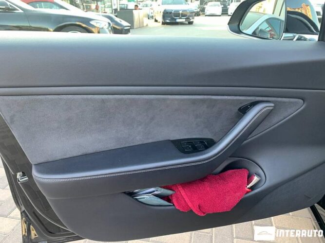 Tesla Model 3 31 interauto-car