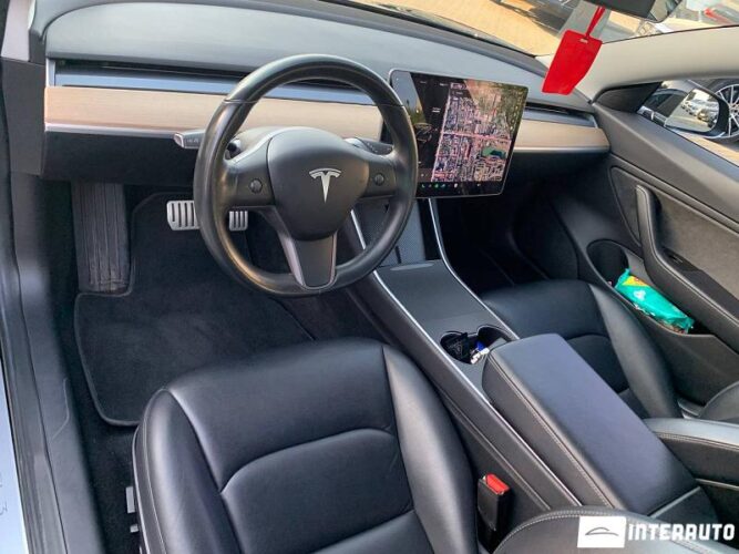 Tesla Model 3 33 interauto-car