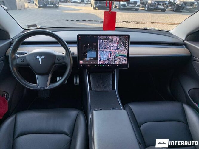 Tesla Model 3 34 interauto-car