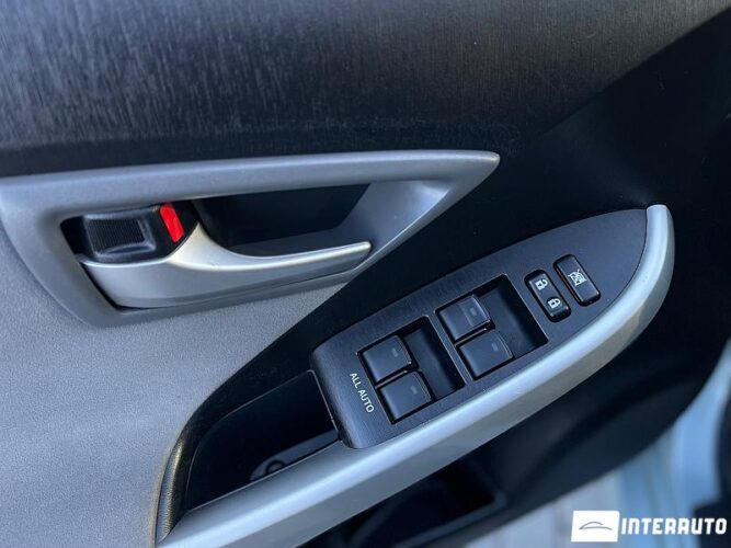 Toyota Prius 38 interauto-car