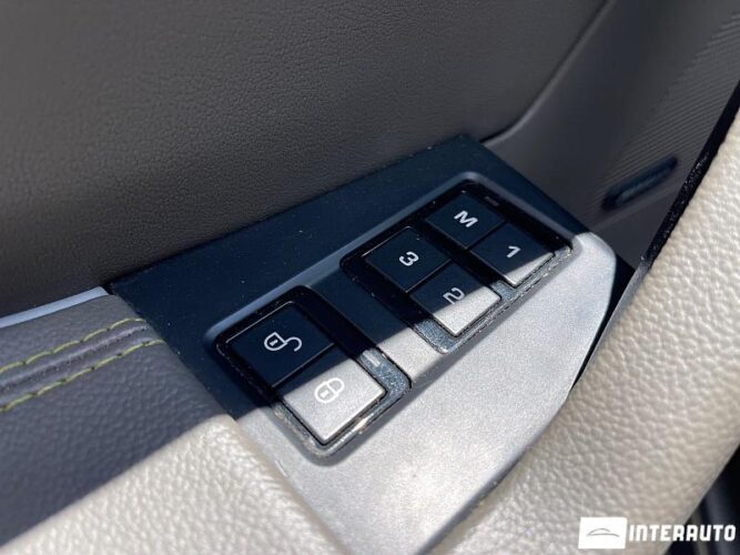 Jaguar F-Pace 47 interauto-car