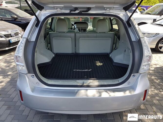 Toyota Prius Plus / V 32 interauto-car