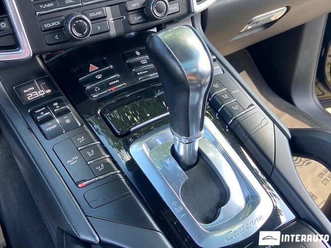 Porsche Cayenne S Hybrid 43 interauto-car