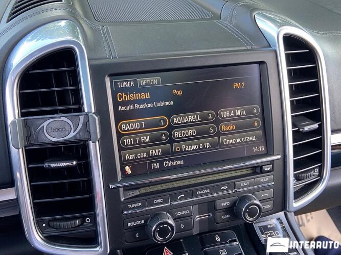 Porsche Cayenne S Hybrid 42 interauto-car