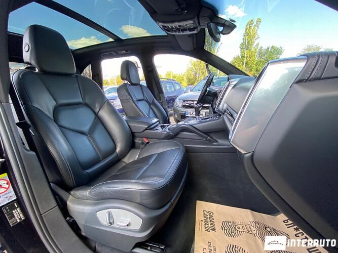 Porsche Cayenne S Hybrid 48 interauto-car