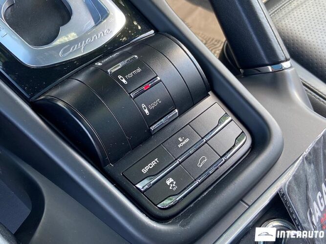 Porsche Cayenne S Hybrid 44 interauto-car