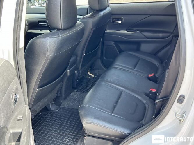 Mitsubishi Outlander 44 interauto-car