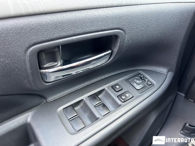 Mitsubishi Outlander 36 interauto-car