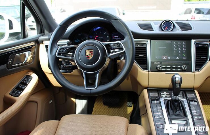 Porsche Macan 49 interauto-car
