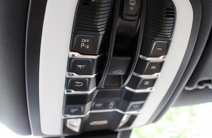 Porsche Macan 48 interauto-car