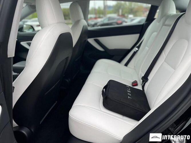 Tesla Model 3 46 interauto-car