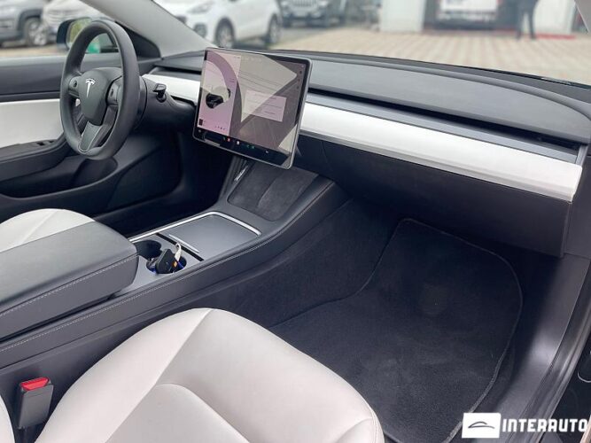 Tesla Model 3 43 interauto-car