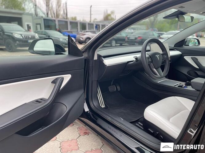 Tesla Model 3 37 interauto-car
