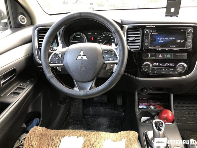 Mitsubishi Outlander 43 interauto-car