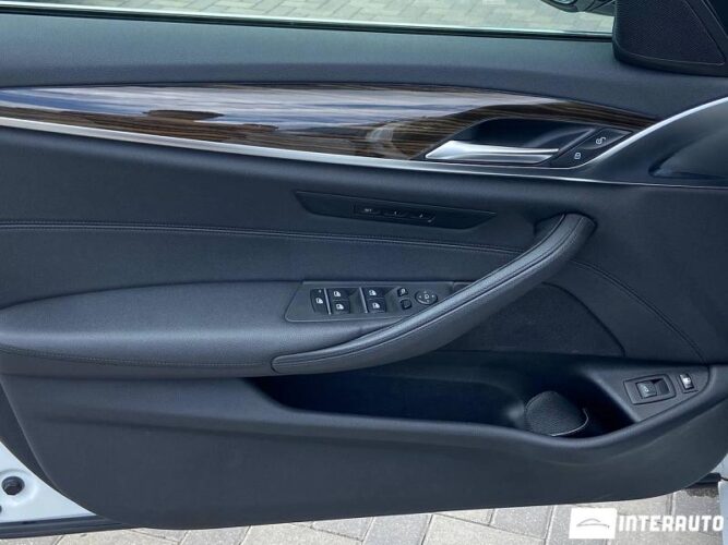 BMW 530e 36 interauto-car