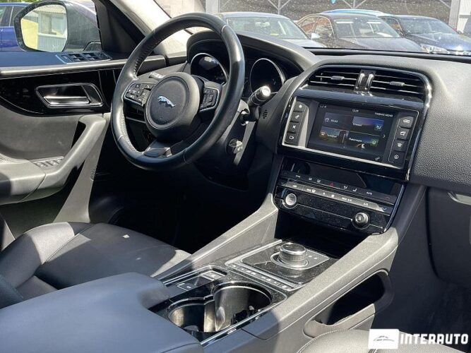 Jaguar F-Pace 38 interauto-car