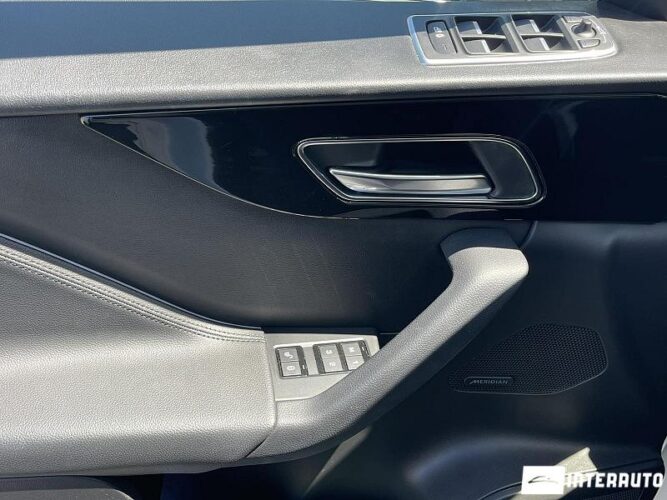 Jaguar F-Pace 36 interauto-car