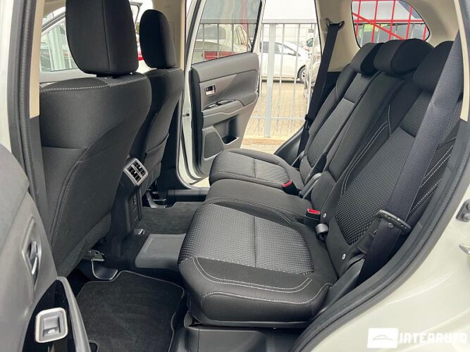 Mitsubishi Outlander 51 interauto-car