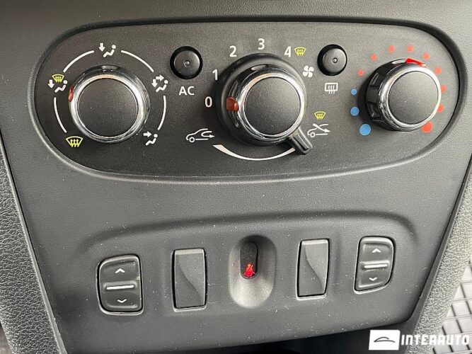 Dacia Sandero 38 interauto-car