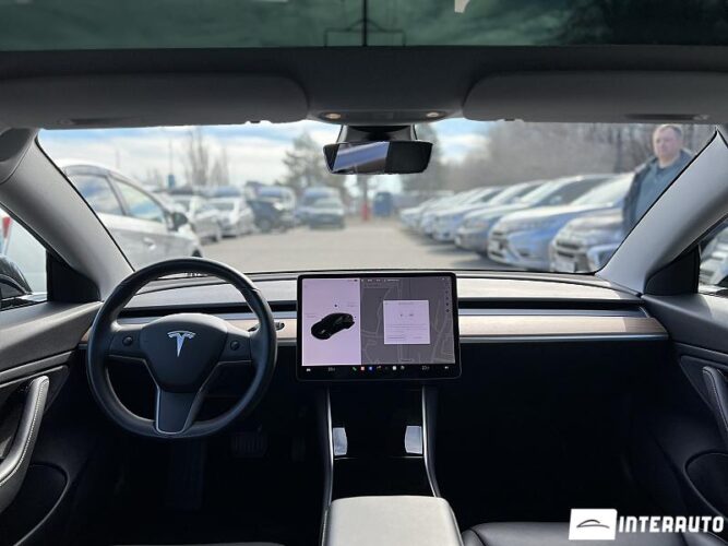 Tesla Model 3 36 interauto-car