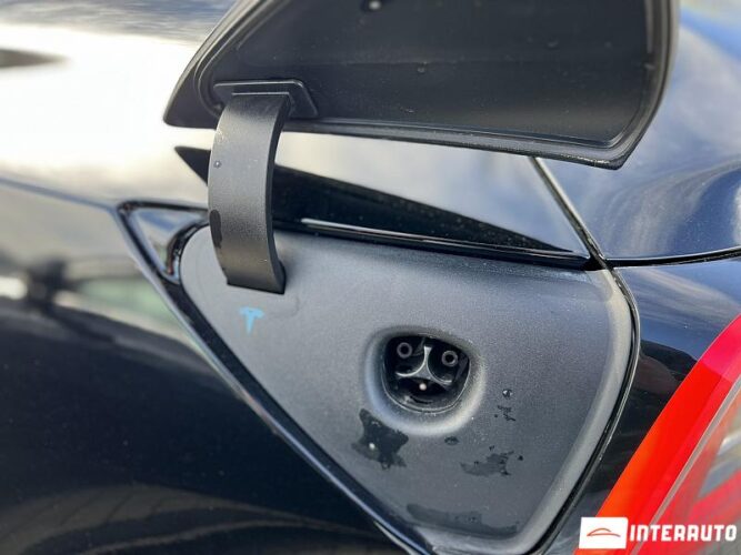 Tesla Model 3 37 interauto-car