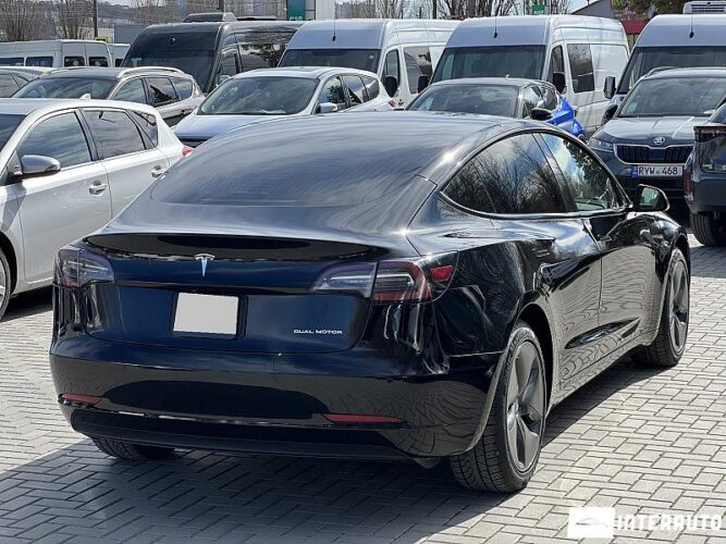Tesla Model 3 32 interauto-car