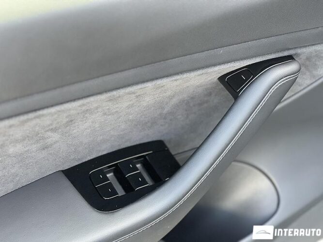Tesla Model 3 46 interauto-car