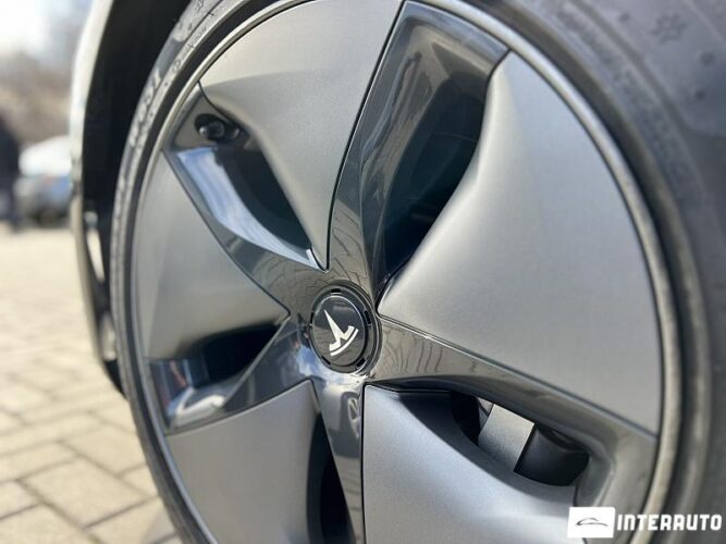 Tesla Model 3 47 interauto-car