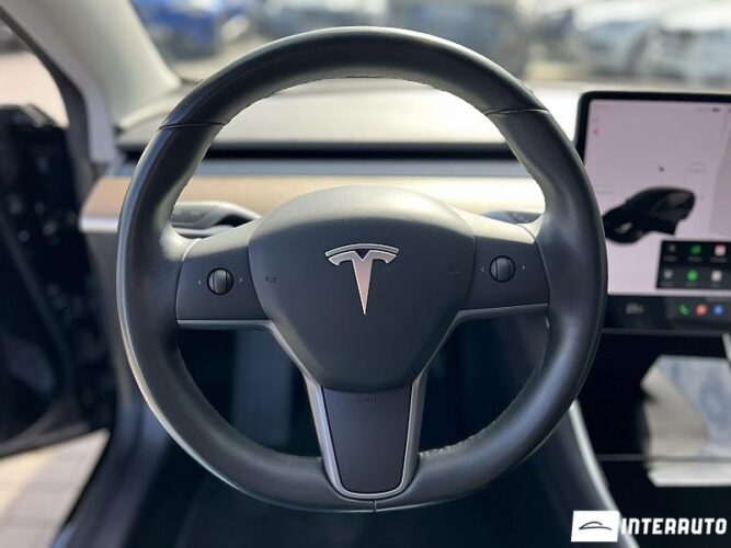 Tesla Model 3 42 interauto-car