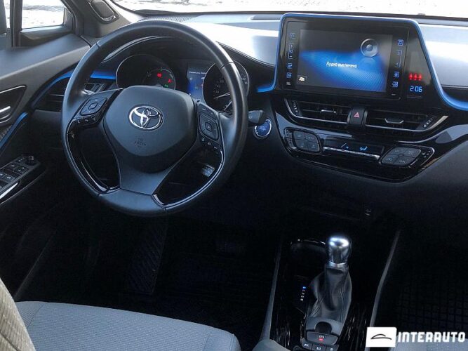Toyota C-HR 46 interauto-car
