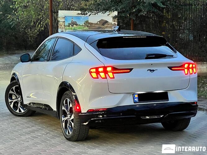 Ford Mustang Mach-E 34 interauto-car