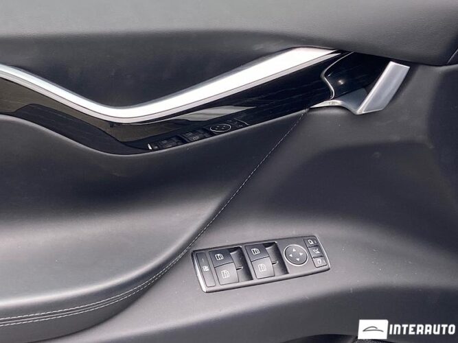 Tesla Model X 37 interauto-car
