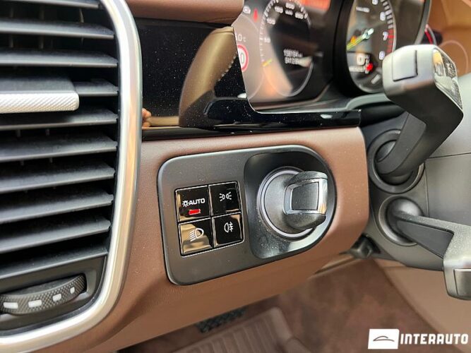 Porsche Cayenne E-Hybrid 40 interauto-car