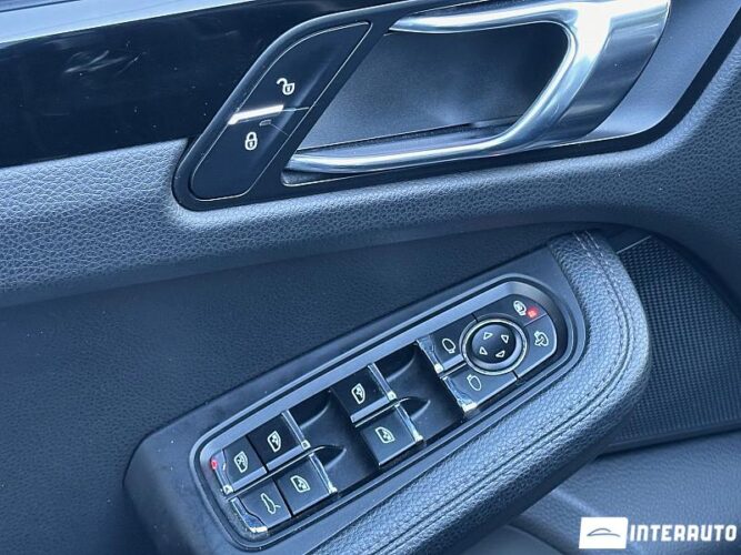 Porsche Macan 44 interauto-car
