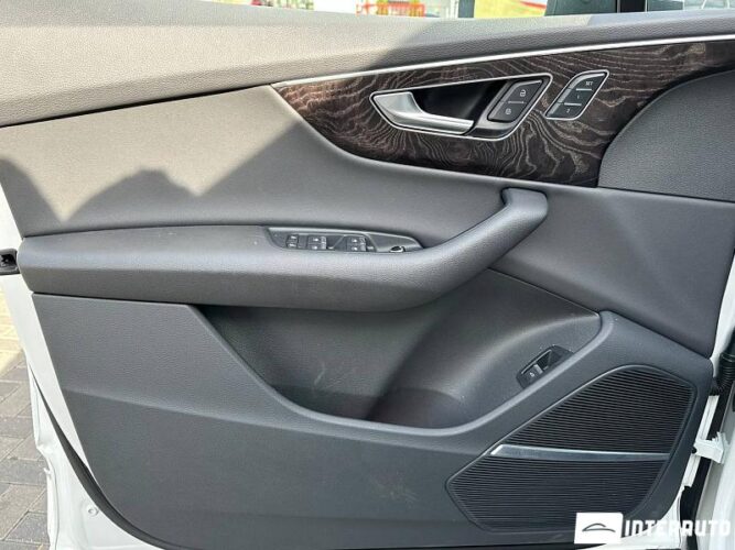 Audi Q7 40 interauto-car