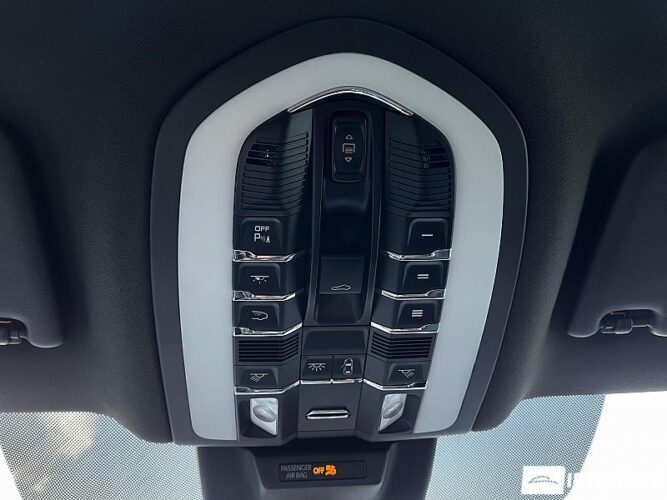 Porsche Macan 44 interauto-car