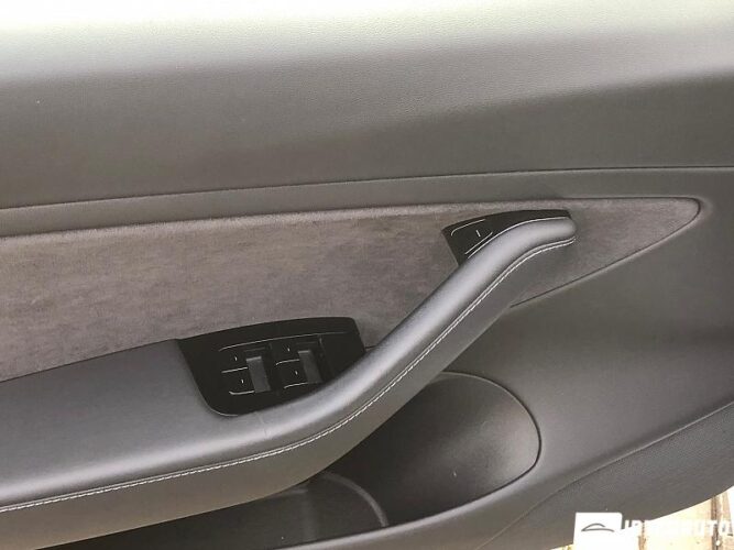 Tesla Model 3 41 interauto-car