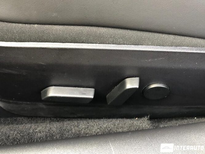 Tesla Model 3 40 interauto-car