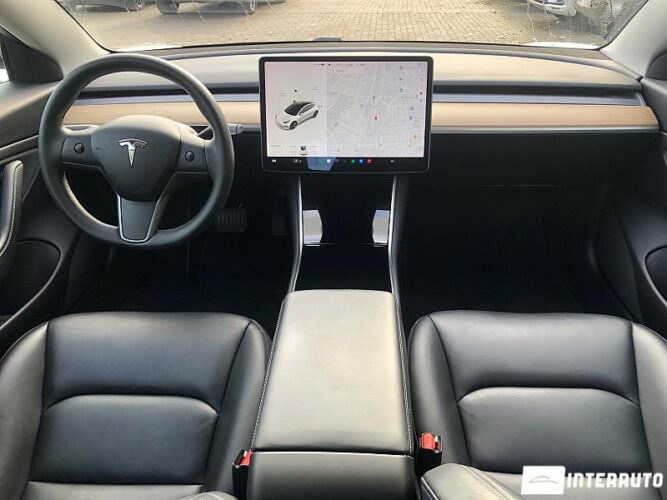 Tesla Model 3 32 interauto-car