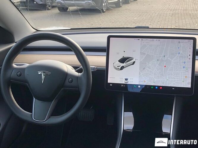 Tesla Model 3 36 interauto-car
