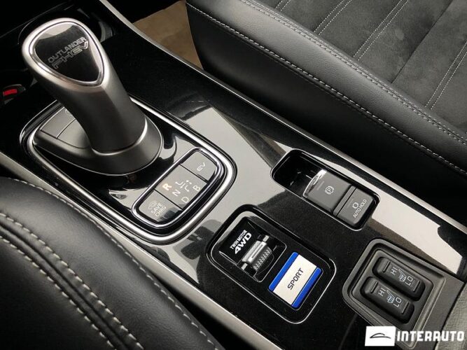Mitsubishi Outlander 40 interauto-car
