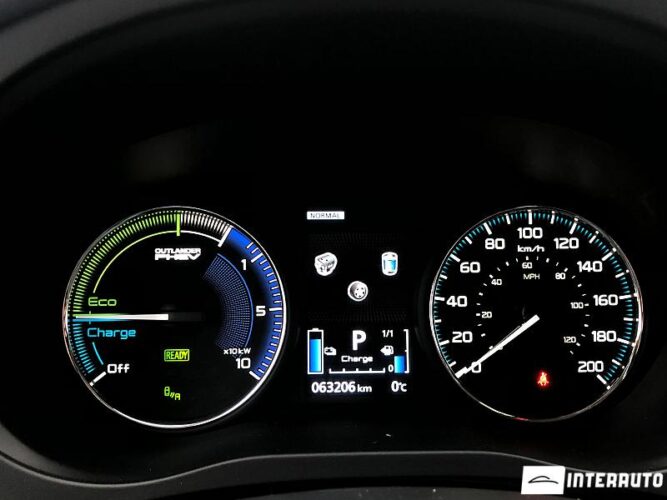 Mitsubishi Outlander 38 interauto-car