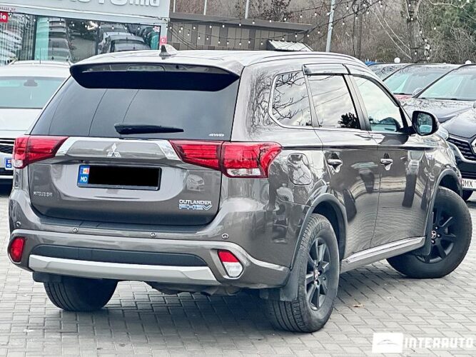 Mitsubishi Outlander 34 interauto-car