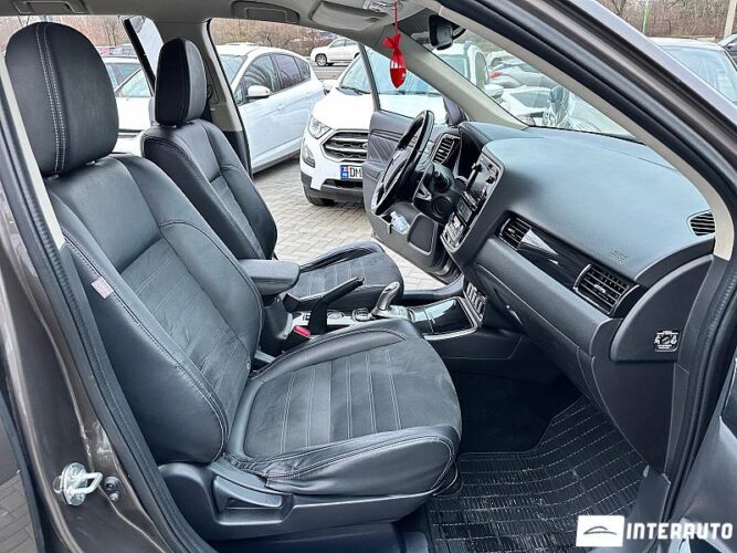 Mitsubishi Outlander 36 interauto-car